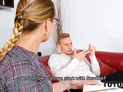 Blonde, Sucer une bite, En levrette, Lunettes, Léchez, Mère que j'aimerais baiser, Rasée, Suçant