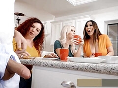 Breakfast Turns To A Steamy Foursome For Horny Girls Kianna Dior, Robbin Banx & SlimThick Vic - Kianna dior