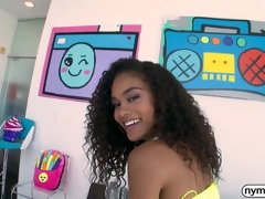 Noire, Sucer une bite, Brunette brune, En levrette, Noir ébène, Branlette thaïlandaise, Dénudage, Adolescente