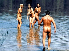 18 ans, Anal, Gros cul, Sucer une bite, En levrette, Seins naturels, De plein air, Adolescente