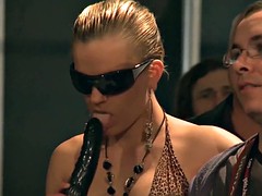 Gros seins, Public, Gicler