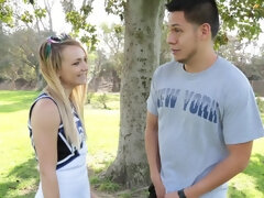 Blonde, Sucer une bite, Tir de sperme, En levrette, Hd, Seins naturels, Rasée, Adolescente