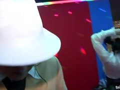 Vestidas, Club, Bailar, Penetracion con dedos, Grupo, Sexo duro, Coño, Medias largas