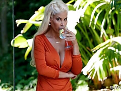 Anaal, Grote kont, Grote mammen, Blond, Pijpbeurt, Hondjeshouding, Moeder die ik wil neuken, Tieten likken