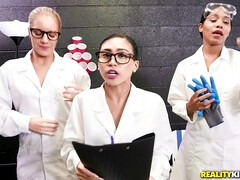 お尻, デカ尻, ブロンド, 大学生, 顔面騎乗, オナニー, パーティ, スパンキング