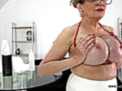 Bikini, Britisch, Riesig, Reif, Mutti, Erotischer film, Solo, Titten