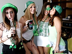 Chambre à dormir, Gros cul, Grosse bite, En levrette, Seins naturels, Fête, Adolescente, Nénés