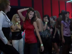 Sucer une bite, Habillées, Lesbienne, Orgie, Fête, Satin, Echangistes, Mouillée