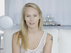 Noire, Blonde, Éjaculation interne, Queue, En levrette, Bâillonner, Adolescente, Mouillée