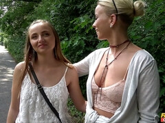 Amateur, Sucer une bite, Voiture, 2 femmes 1 homme, Seins naturels, Petite femme, Pov, Voyeur