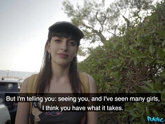 Amateur, Sucer une bite, Brunette brune, En levrette, Faciale, Branlette thaïlandaise, Espagnole, Tatouage