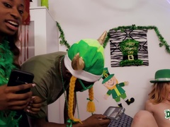 Brunette brune, Dortoir, 2 femmes 1 homme, Talons, Piercing, Chatte, Tatouage, Plan cul à trois