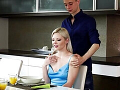 18 ans, Anal, Gros cul, Blonde, Sucer une bite, En levrette, Seins naturels, Adolescente