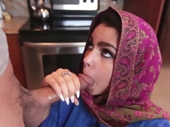 Arabe, Sucer une bite, Brunette brune, Éjaculation interne, En levrette, Hd, Rasée, Adolescente