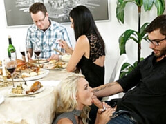 Grosse bite, Blonde, Brunette brune, 2 femmes 1 homme, Talons, Cuisine, Maman, Tatouage