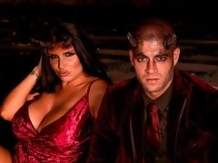 Cul, Gros cul, Sucer une bite, Brunette brune, Le plan cul à quatre, Groupe, Orgie, Adolescente