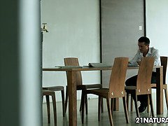 Busty Anissa demonstrates perfect service