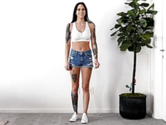 Blasen, Hundestellung, Handjob, Milf, Pov, Entkleiden, Tätowierung, Titten