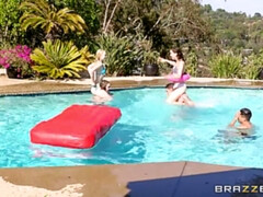 Brunette brune, En levrette, Poilue, Branlette thaïlandaise, Léchez, Pov, Cheveux courts, Nénés