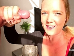 Blond, Sperma shot, Dominante vrouw, Handbeurt, Hd, Aftrekken, Moeder die ik wil neuken, Tieten likken