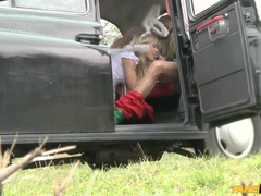 Enthousiasteling, Pijpbeurt, Auto, Sperma in gezicht, 1 man 2 vrouwen, Vingeren, Buiten, Gezichtspunt