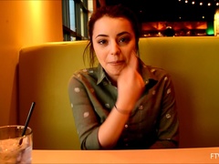 Acercamiento, Bailar, Doble penetracion, Masturbación, Orgasmo, Público, Solo, Bajo la falda