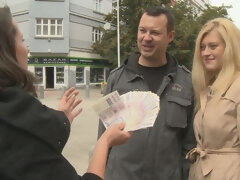 Enthousiasteling, Grote kont, Pijpbeurt, 1 man 2 vrouwen, Handbeurt, Rok, Tiener, Trio
