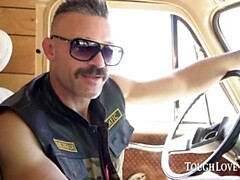 Sucer une bite, Brunette brune, Gorge profonde, En levrette, Bâillonner, Petite femme, Réalité, Rasée