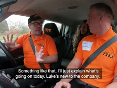 Blondine, Britisch, Auto, Hundestellung, Handjob, Weibliche ejakulation, Tätowierung, Nass