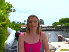 Grosser arsch, Schwarz, Blondine, Blasen, Handjob, Realität, Rasiert, Schlucken