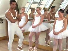 Blonde, Sucer une bite, Brunette brune, Tir de sperme, Queue, Faciale, Le plan cul à quatre, Adolescente