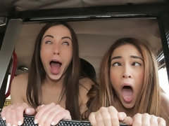 Cul, Sucer une bite, Voiture, En levrette, 2 femmes 1 homme, Branlette thaïlandaise, Adolescente, Plan cul à trois