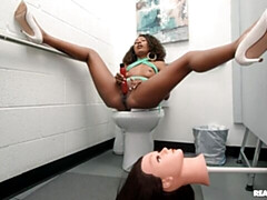 Grosser schwanz, Grosse titten, Blasen, Hundestellung, Dürr, Jungendliche (18+), Flotter dreier, Toilette