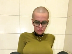 Leie, Arsch, Grosse titten, Brille, Öffentlich, Muschi, Schlampe, Tätowierung