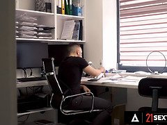 Cul à la bouche, Gros cul, Gros seins, Brunette brune, Gorge profonde, Faciale, Doigter, Criant