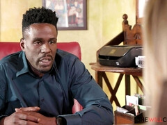 Sucer une bite, Plantureuse, En levrette, Bâillonner, Interracial, Léchez, Tatouage, Nénés