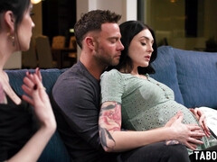 Gros seins, Brunette brune, Plantureuse, Gorge profonde, Queue, En levrette, Jarretelles, Épouse