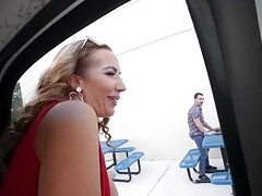 Tussi, Grosser arsch, Grosse titten, Blasen, Auto, Sperma im mund, Milf, Rasiert