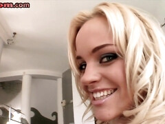 Bikini, Blondine, Pummelig, Kehlenfick, Absätze, Milf, Flotter dreier, Titten