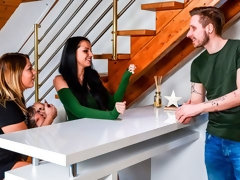 Arsch, Küssen, Lesbisch, Lecken, Masturbation, Entkleiden, Tätowierung, Spielzeuge