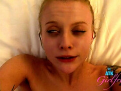 Leie, In den arsch, Bad, Blondine, Füsse, Fussjob, Pov, Muschi