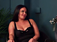 Leie, Grosse titten, Braunhaarige, Weibliche domination, Absätze, Milf