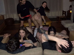 Sucer une bite, Éjaculer dans la bouche, Queue, Faciale, Monstre, Orgie, Petite femme, Maigrichonne