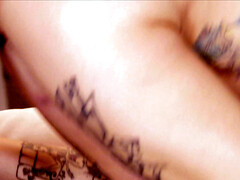 Bruinharig, Universiteit, Lul, Sperma in gezicht, Natuurlijke tieten, Kut duiken, Kousen, Trio