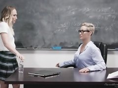 舐める尻, デカ尻, ブロンド, 指いじり, レズビアン, なめる, オマンコ, ショートヘア