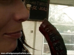 Enthousiasteling, Lieveling, Grote kont, Rijpe lesbienne, Buiten, Openbaar, Tiener, Tieten likken