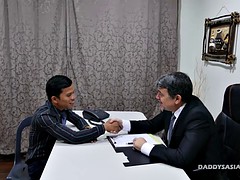 Asiatisch, Grosser schwanz, Fingern, Schwul, Hardcore, Interrassisch, Küssen, Büro