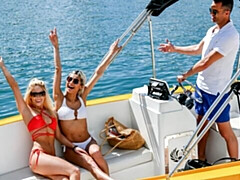 18 jahre, Grosser arsch, Blasen, Hundestellung, Doppelpenetration, Natürlichen titten, Jungendliche (18+), Titten