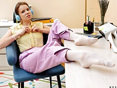 18 jaar, Enthousiasteling, Bruinharig, Natuurlijke tieten, Kort haar, Mager, Strippen, Tieten likken