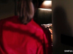 Enthousiasteling, Grote lul, Gebondenheid, Rondborstig, Fetisj, Moeder die ik wil neuken, Natuurlijke tieten, Uniformpje